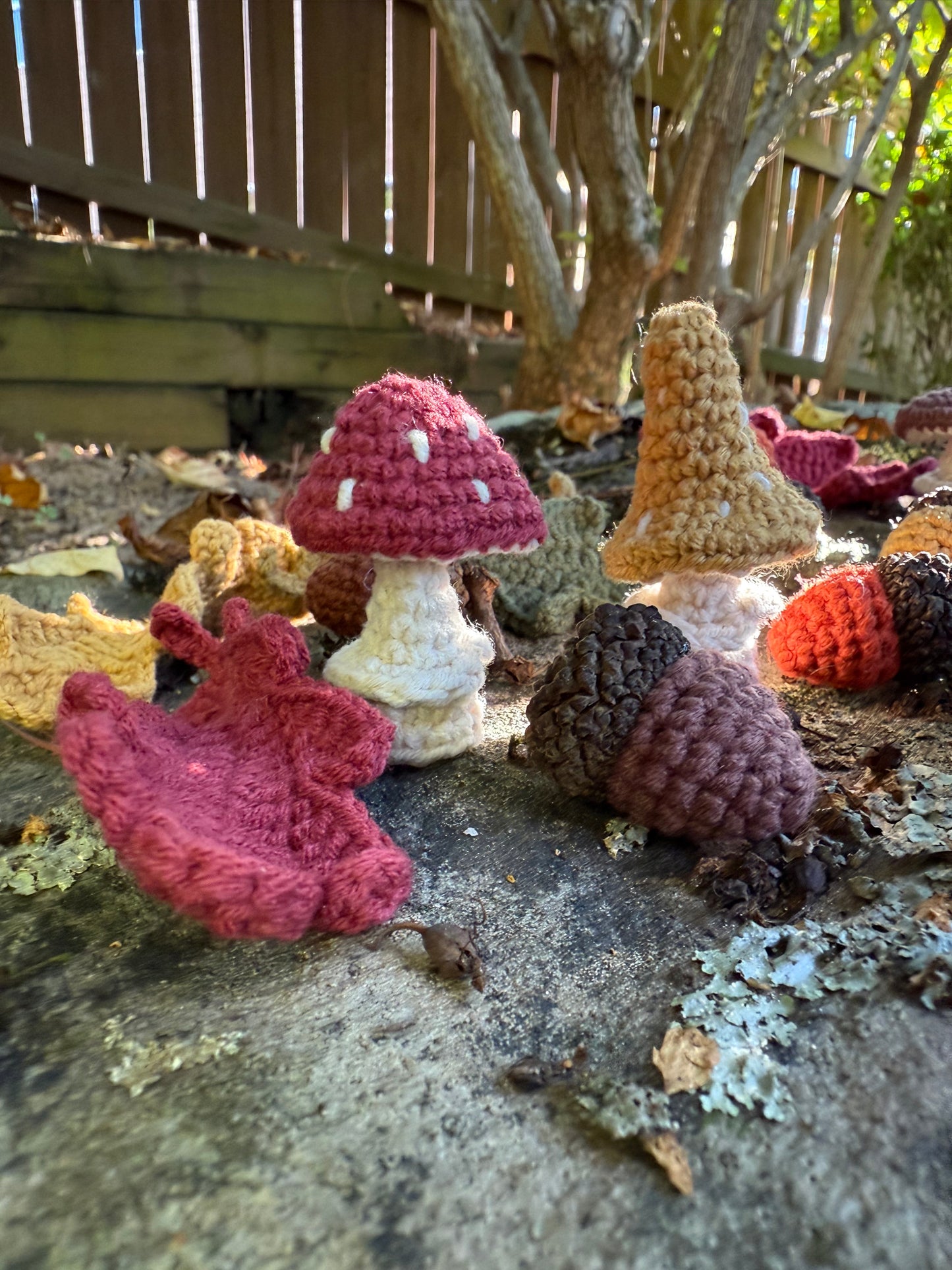 Crochet Fall Nature Set – Mushrooms, Acorns & Leaves, Handmade Fall Forest Set – Crochet Acorns, Mushrooms & Leaves, Mini Fall Forest Crochet Set – Nature-Inspired Table Decor