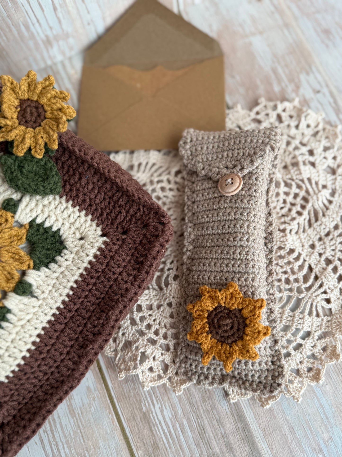 Sunflower Crochet Crossbody Bag & Eyeglass Case Set, Handmade Sunflower Bag with Matching Glasses Sleeve, Rustic Sunflower Crochet Bag & Eyeglass Holder Set, Boho Sunflower Crossbody Bag with Matching Case,Cozy Sunflower Crochet Gift Set