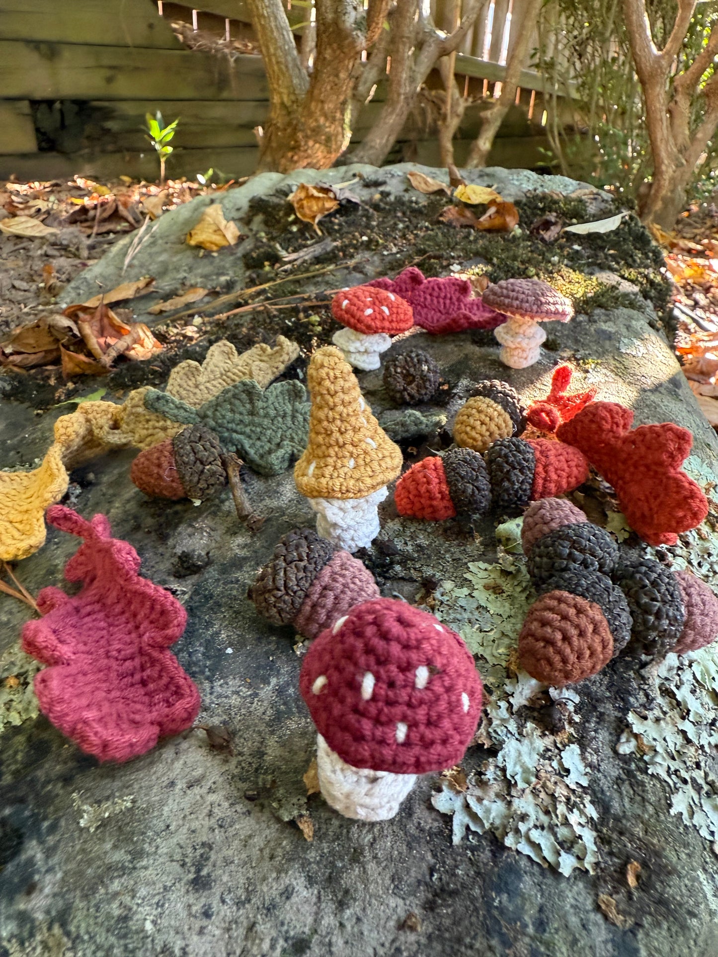 Crochet Fall Nature Set – Mushrooms, Acorns & Leaves, Handmade Fall Forest Set – Crochet Acorns, Mushrooms & Leaves, Mini Fall Forest Crochet Set – Nature-Inspired Table Decor