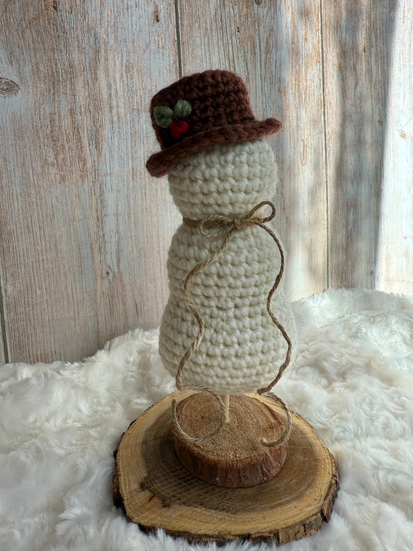 Rustic Crochet Snowman with Hat and Heart, Handmade Snowman Ornament on Wood Base, Crochet Snowman Décor – Holiday Tabletop Accen, Adorable Mini Snowman with Twine Scarf, Crochet Christmas Snowman with Rustic Charm, Woodland Crochet Snowman