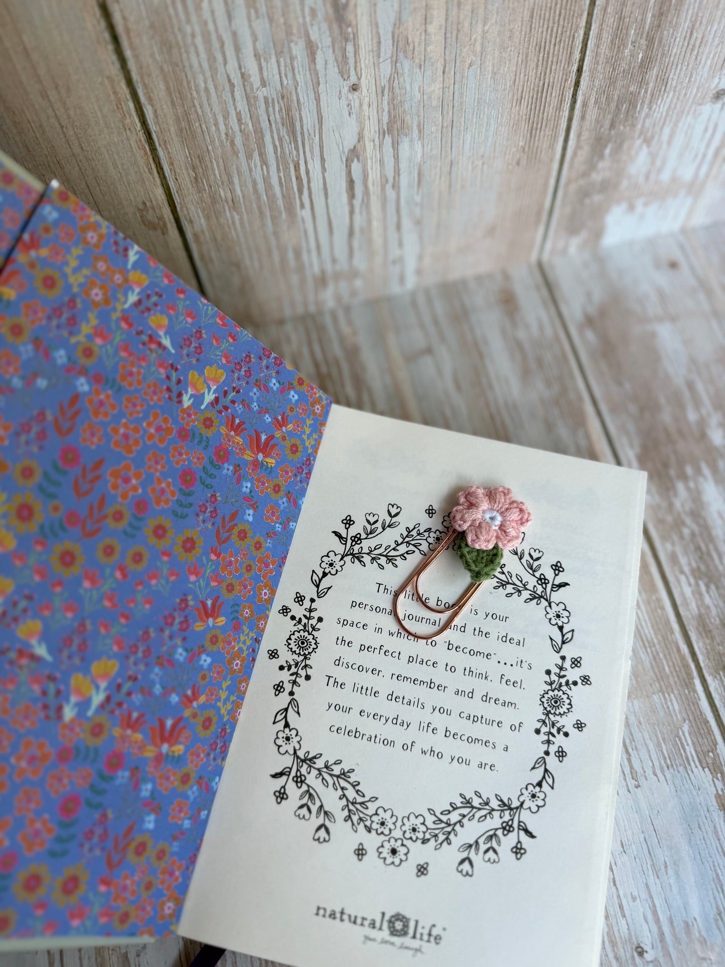 Crochet Daisy Paper Clip, Floral Bookmark Clip – Handmade, Delicate Daisy Page Marker, Handcrafted Flower Clip for Journals & Planners, Crochet Blossom Clip