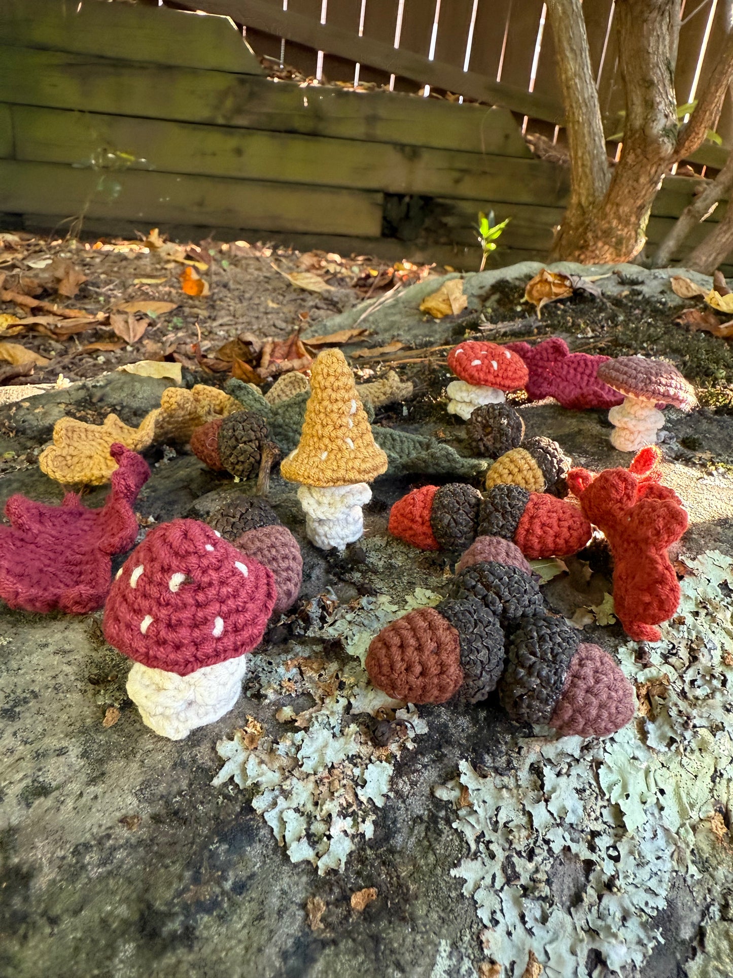 Crochet Fall Nature Set – Mushrooms, Acorns & Leaves, Handmade Fall Forest Set – Crochet Acorns, Mushrooms & Leaves, Mini Fall Forest Crochet Set – Nature-Inspired Table Decor