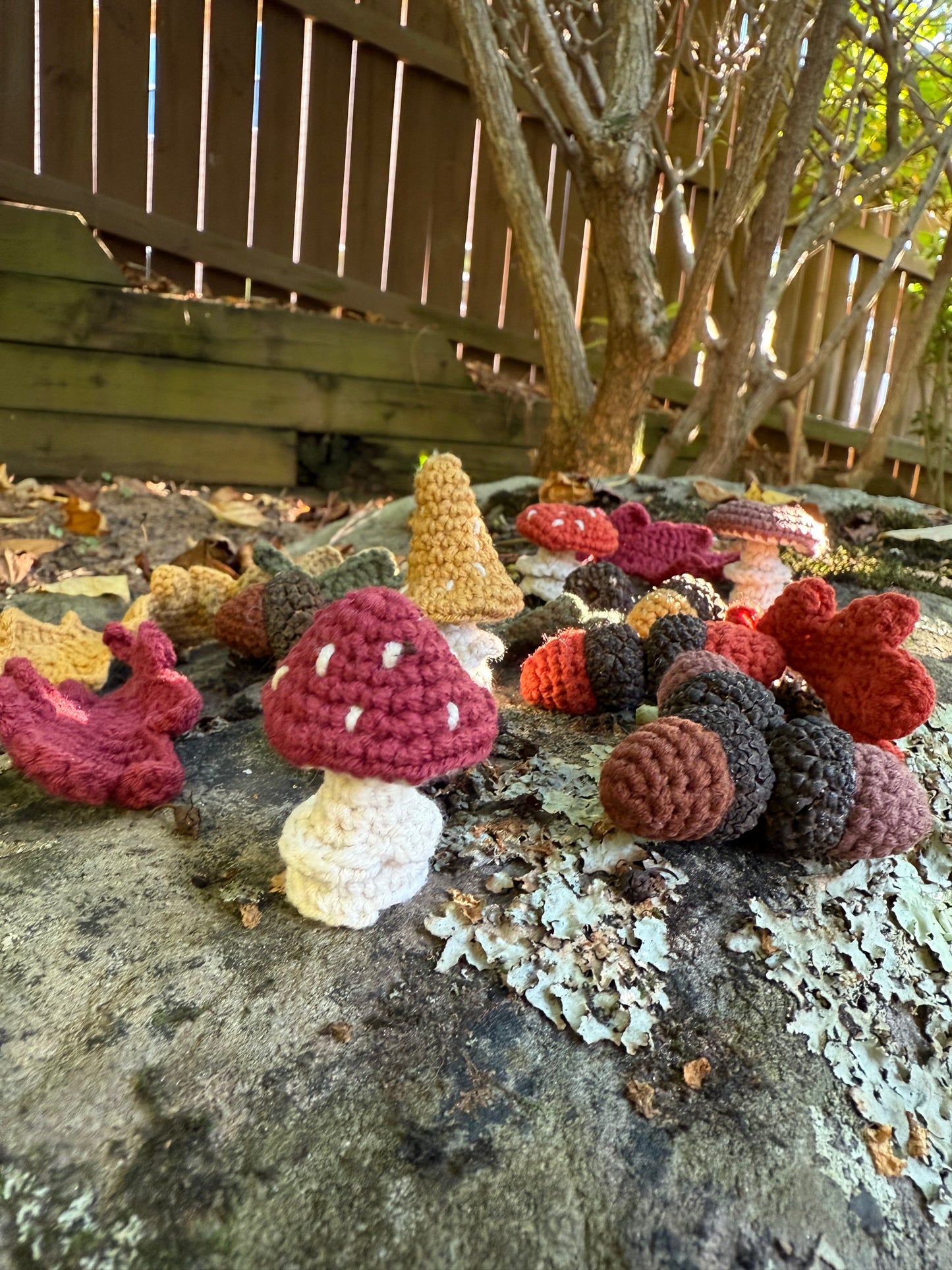 Crochet Fall Nature Set – Mushrooms, Acorns & Leaves, Handmade Fall Forest Set – Crochet Acorns, Mushrooms & Leaves, Mini Fall Forest Crochet Set – Nature-Inspired Table Decor