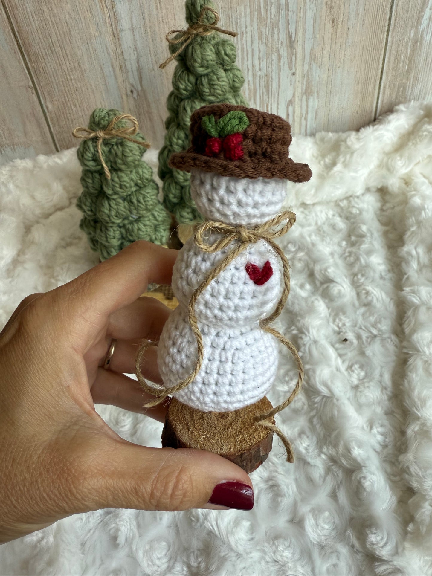 Rustic Crochet Snowman with Hat and Heart, Handmade Snowman Ornament on Wood Base, Crochet Snowman Décor – Holiday Tabletop Accen, Adorable Mini Snowman with Twine Scarf, Crochet Christmas Snowman with Rustic Charm, Woodland Crochet Snowman