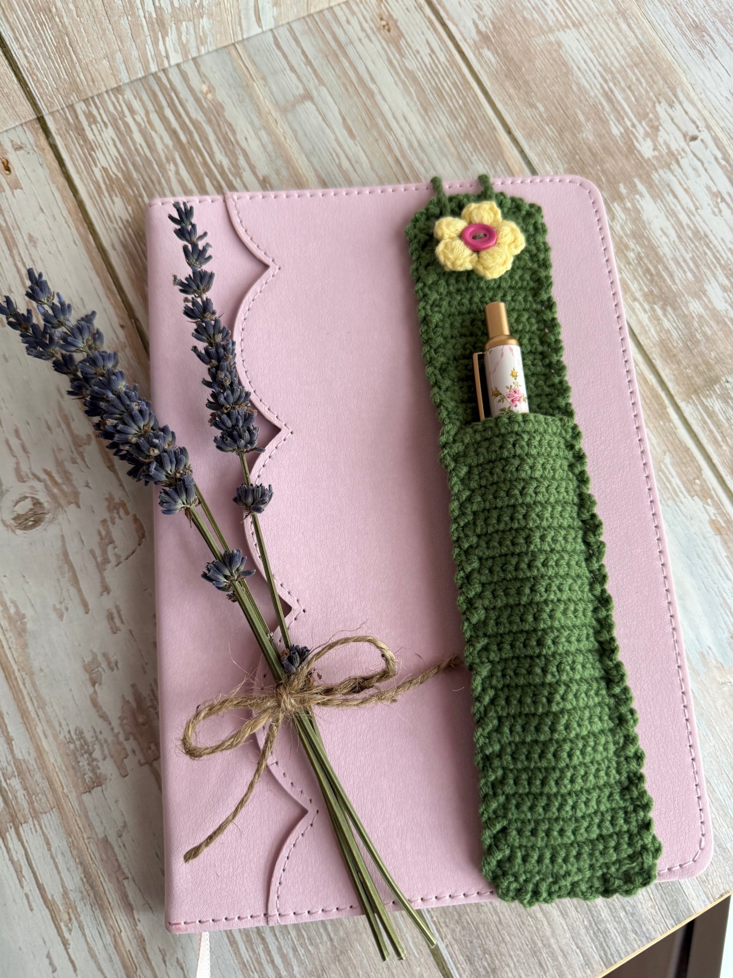 Mother’s Day Notebook, Crochet Pen Holder & Pen Gift, Handmade Writing Gift Set for Her, Thoughtful Gift Set for Teachers – Notebook, Crochet Pen Sleeve & Pen, Tea Time Writing Set – Cozy Notebook Gift, Relax & Write Gift Set with Handmade Touch