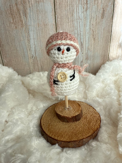 Handmade Crochet Snowman with Hat and Scarf – Winter Table Decor, Crochet Snowman on Wooden Base – Cozy Rustic Christmas Decoration, Mini Crochet Snowman – Cute Handmade Holiday Figurine, Crochet Snowman with Button Details – Perfect Winter Gift