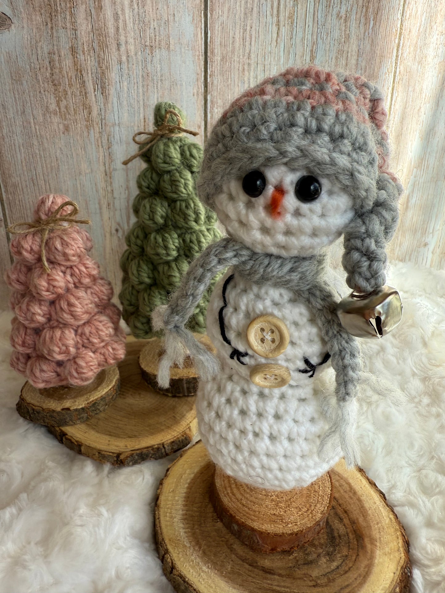 Handmade Crochet Snowman with Hat and Scarf – Winter Table Decor, Crochet Snowman on Wooden Base – Cozy Rustic Christmas Decoration, Mini Crochet Snowman – Cute Handmade Holiday Figurine, Crochet Snowman with Button Details – Perfect Winter Gift