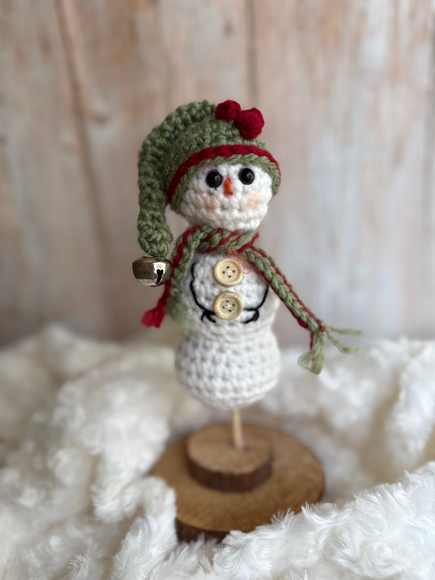 Handmade Crochet Snowman with Hat and Scarf – Winter Table Decor, Crochet Snowman on Wooden Base – Cozy Rustic Christmas Decoration, Mini Crochet Snowman – Cute Handmade Holiday Figurine, Crochet Snowman with Button Details – Perfect Winter Gift