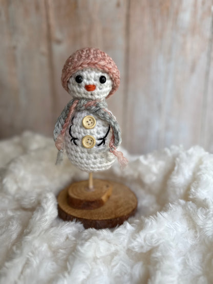 Handmade Crochet Snowman with Hat and Scarf – Winter Table Decor, Crochet Snowman on Wooden Base – Cozy Rustic Christmas Decoration, Mini Crochet Snowman – Cute Handmade Holiday Figurine, Crochet Snowman with Button Details – Perfect Winter Gift