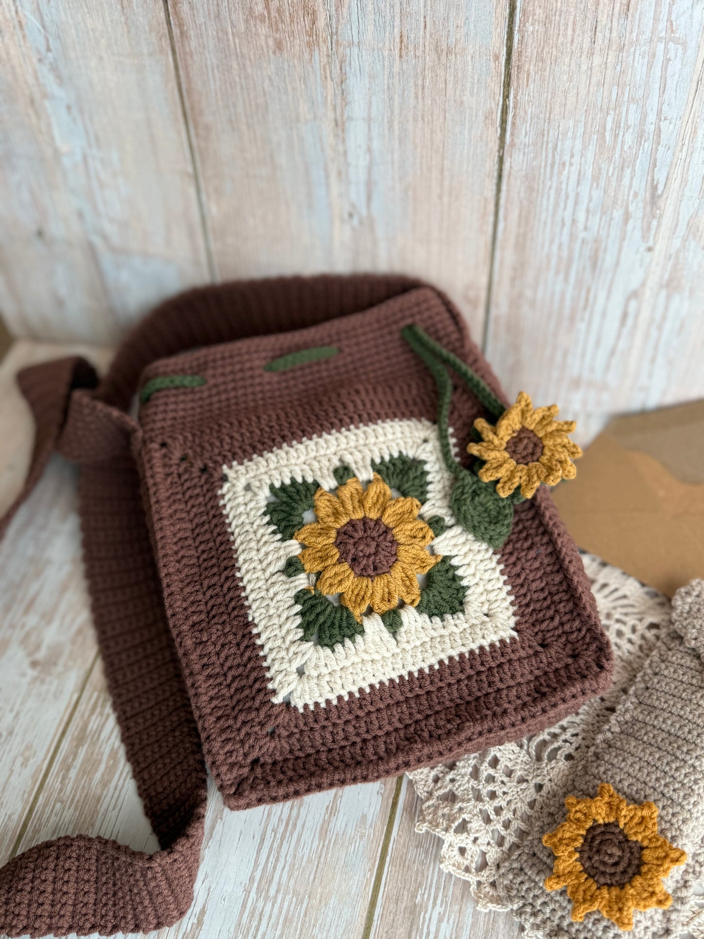 Sunflower Crochet Crossbody Bag & Eyeglass Case Set, Handmade Sunflower Bag with Matching Glasses Sleeve, Rustic Sunflower Crochet Bag & Eyeglass Holder Set, Boho Sunflower Crossbody Bag with Matching Case,Cozy Sunflower Crochet Gift Set