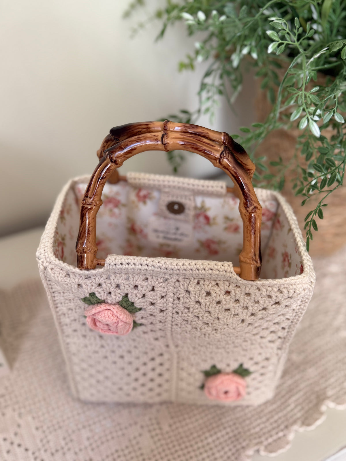 Handmade Crochet Rose Bag with Bamboo Handles – Vintage Floral Purse, Rose Garden Handmade Crochet Handbag, Ivory Bloom Crochet Bag with Bamboo Handles