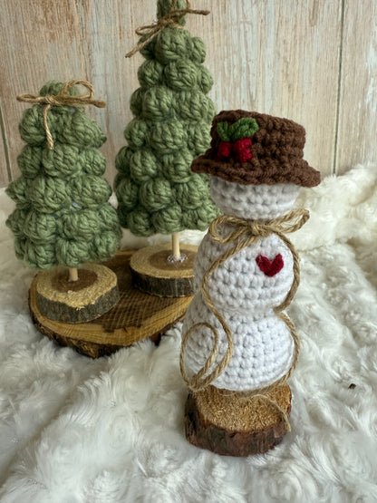 Rustic Crochet Snowman with Hat and Heart, Handmade Snowman Ornament on Wood Base, Crochet Snowman Décor – Holiday Tabletop Accen, Adorable Mini Snowman with Twine Scarf, Crochet Christmas Snowman with Rustic Charm, Woodland Crochet Snowman