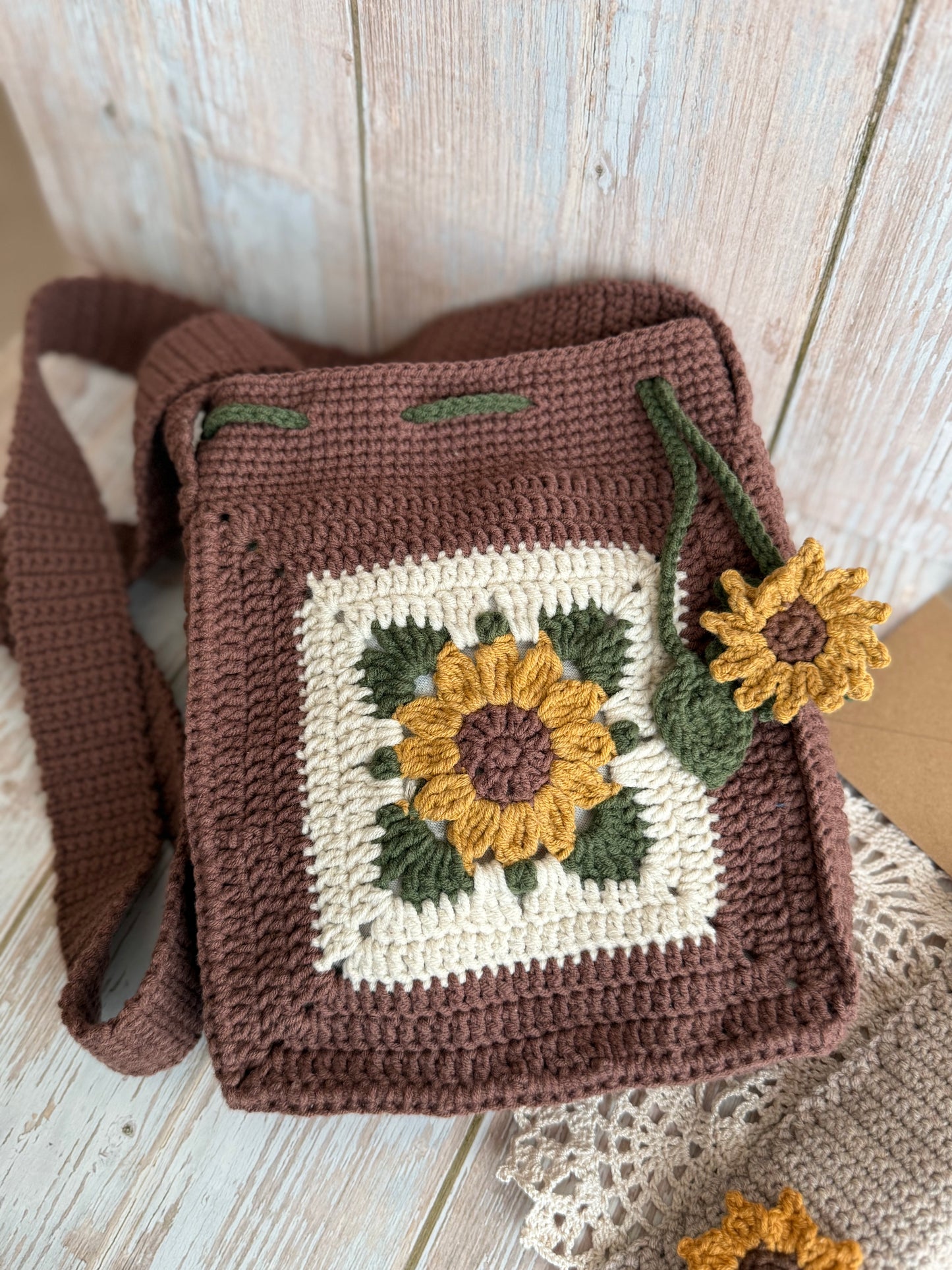 Sunflower Crochet Crossbody Bag & Eyeglass Case Set, Handmade Sunflower Bag with Matching Glasses Sleeve, Rustic Sunflower Crochet Bag & Eyeglass Holder Set, Boho Sunflower Crossbody Bag with Matching Case,Cozy Sunflower Crochet Gift Set