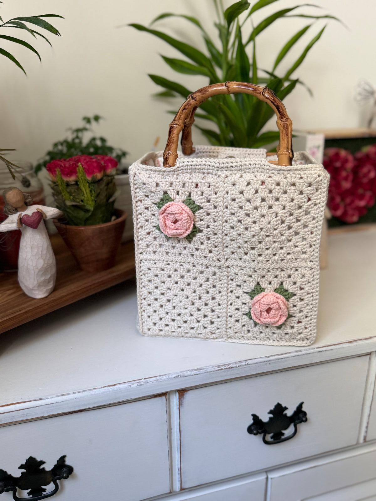 Handmade Crochet Rose Bag with Bamboo Handles – Vintage Floral Purse, Rose Garden Handmade Crochet Handbag, Ivory Bloom Crochet Bag with Bamboo Handles