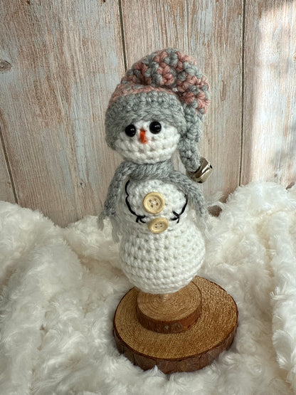 Handmade Crochet Snowman with Hat and Scarf – Winter Table Decor, Crochet Snowman on Wooden Base – Cozy Rustic Christmas Decoration, Mini Crochet Snowman – Cute Handmade Holiday Figurine, Crochet Snowman with Button Details – Perfect Winter Gift