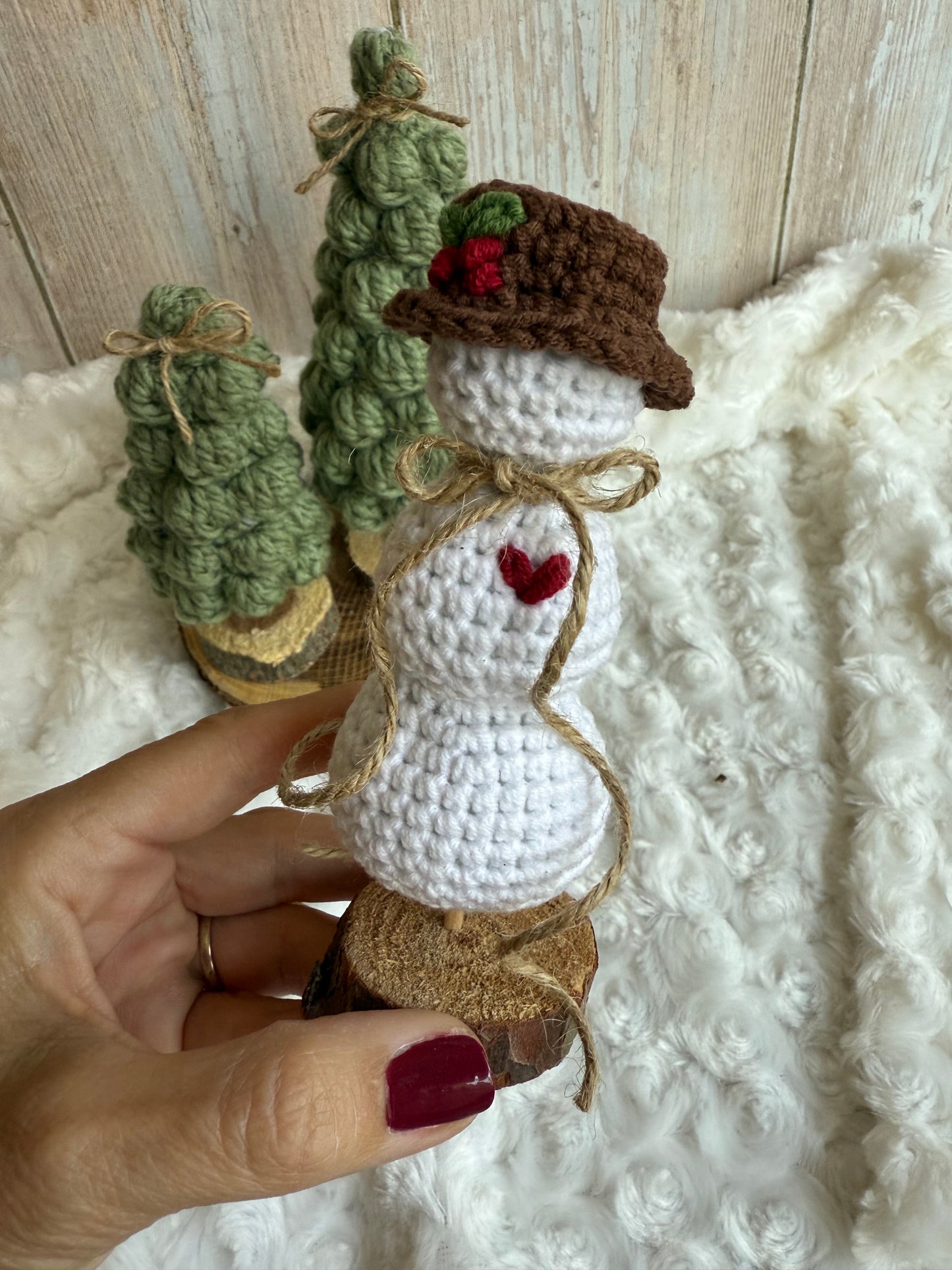 Rustic Crochet Snowman with Hat and Heart, Handmade Snowman Ornament on Wood Base, Crochet Snowman Décor – Holiday Tabletop Accen, Adorable Mini Snowman with Twine Scarf, Crochet Christmas Snowman with Rustic Charm, Woodland Crochet Snowman