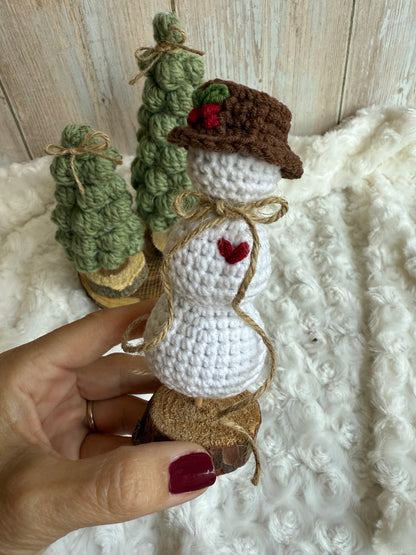 Rustic Crochet Snowman with Hat and Heart, Handmade Snowman Ornament on Wood Base, Crochet Snowman Décor – Holiday Tabletop Accen, Adorable Mini Snowman with Twine Scarf, Crochet Christmas Snowman with Rustic Charm, Woodland Crochet Snowman