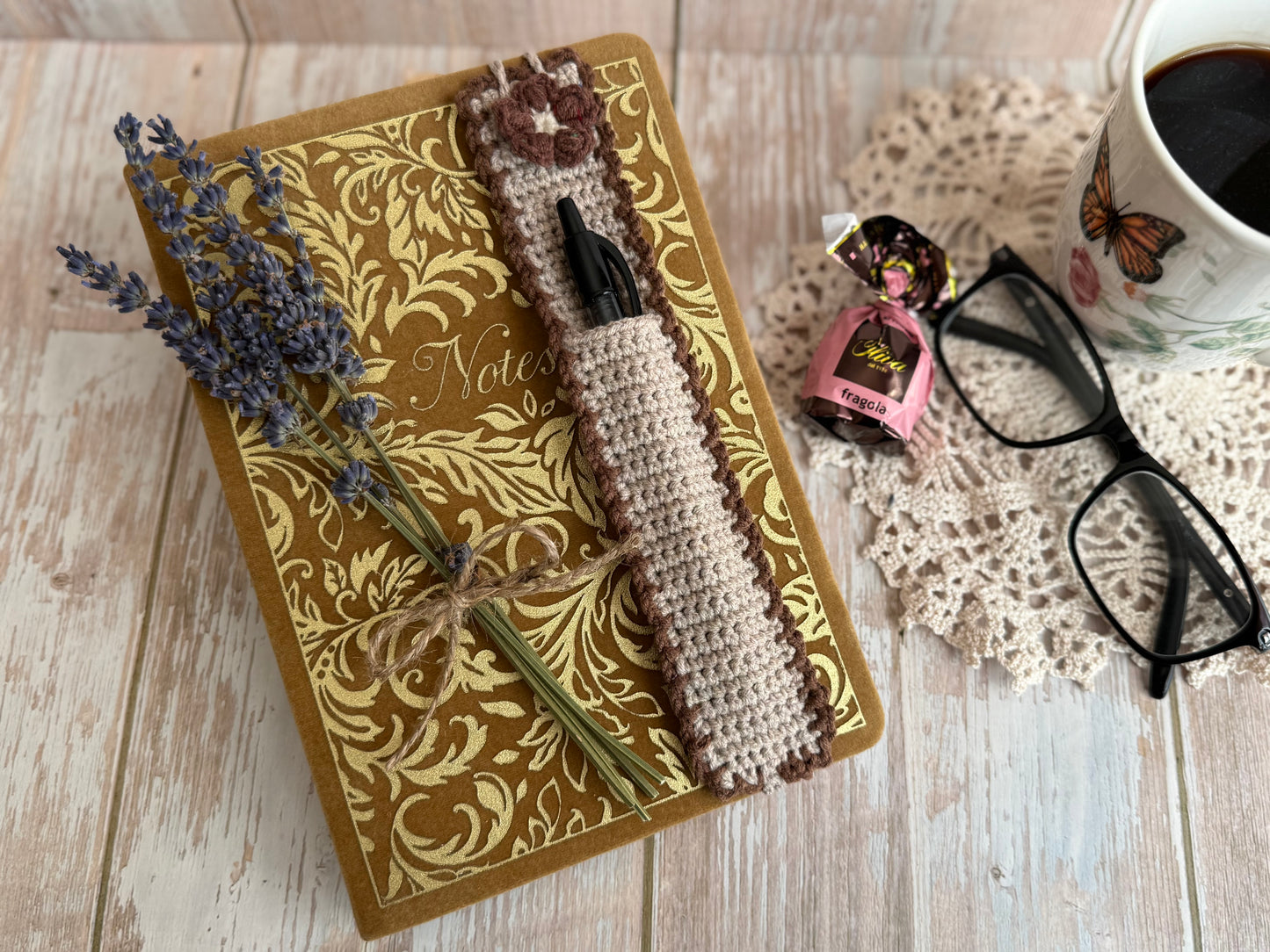 Mother’s Day Notebook, Pen & Crochet Pen Holder Gift, Handmade Writing Gift Set for Her, Thoughtful Gift Set for Teachers – Notebook, Crochet Pen Sleeve & Pen, Tea Time Writing Set – Cozy Notebook Gift, Relax & Write Gift Set with Handmade Touch