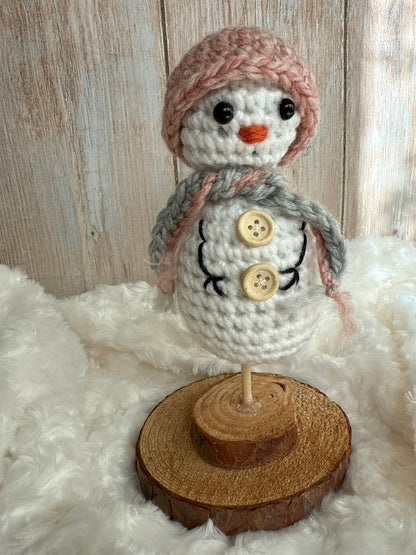 Handmade Crochet Snowman with Hat and Scarf – Winter Table Decor, Crochet Snowman on Wooden Base – Cozy Rustic Christmas Decoration, Mini Crochet Snowman – Cute Handmade Holiday Figurine, Crochet Snowman with Button Details – Perfect Winter Gift