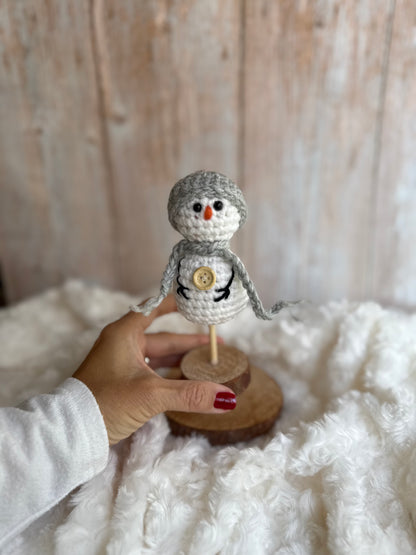 Handmade Crochet Snowman with Hat and Scarf – Winter Table Decor, Crochet Snowman on Wooden Base – Cozy Rustic Christmas Decoration, Mini Crochet Snowman – Cute Handmade Holiday Figurine, Crochet Snowman with Button Details – Perfect Winter Gift