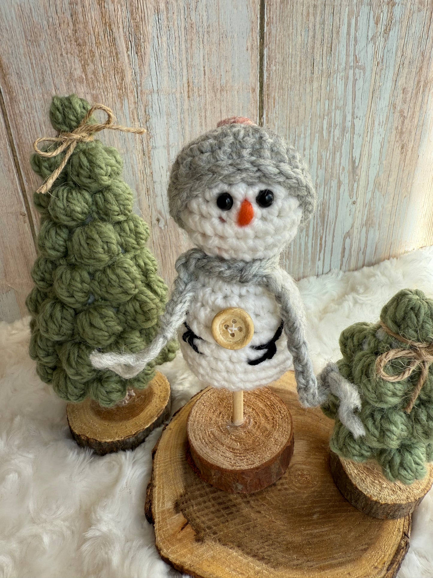 Handmade Crochet Snowman with Hat and Scarf – Winter Table Decor, Crochet Snowman on Wooden Base – Cozy Rustic Christmas Decoration, Mini Crochet Snowman – Cute Handmade Holiday Figurine, Crochet Snowman with Button Details – Perfect Winter Gift