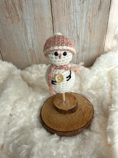 Handmade Crochet Snowman with Hat and Scarf – Winter Table Decor, Crochet Snowman on Wooden Base – Cozy Rustic Christmas Decoration, Mini Crochet Snowman – Cute Handmade Holiday Figurine, Crochet Snowman with Button Details – Perfect Winter Gift