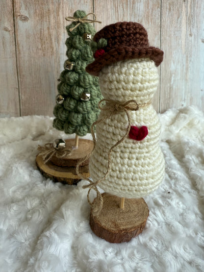 Rustic Crochet Snowman with Hat and Heart, Handmade Snowman Ornament on Wood Base, Crochet Snowman Décor – Holiday Tabletop Accen, Adorable Mini Snowman with Twine Scarf, Crochet Christmas Snowman with Rustic Charm, Woodland Crochet Snowman
