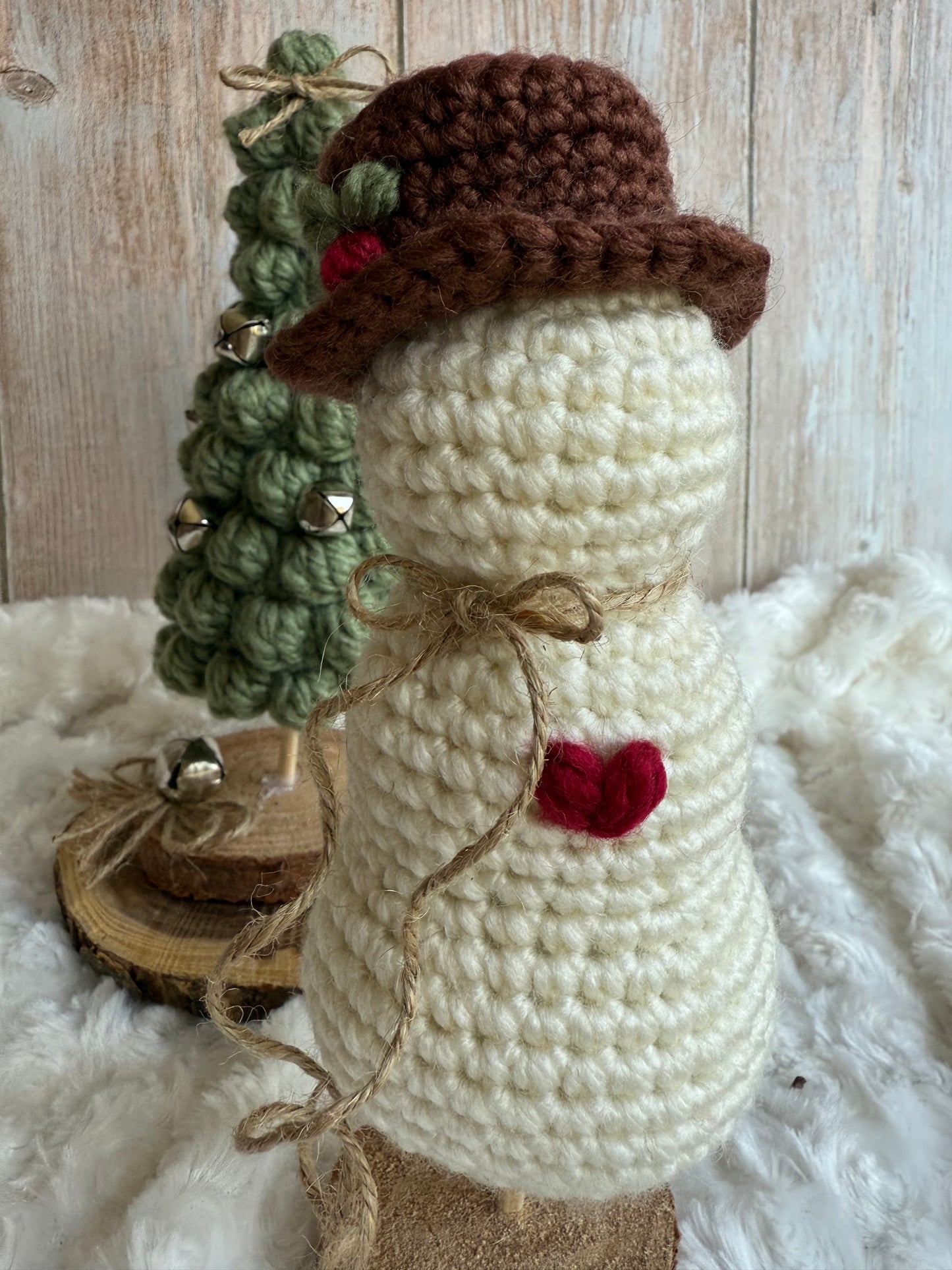 Rustic Crochet Snowman with Hat and Heart, Handmade Snowman Ornament on Wood Base, Crochet Snowman Décor – Holiday Tabletop Accen, Adorable Mini Snowman with Twine Scarf, Crochet Christmas Snowman with Rustic Charm, Woodland Crochet Snowman