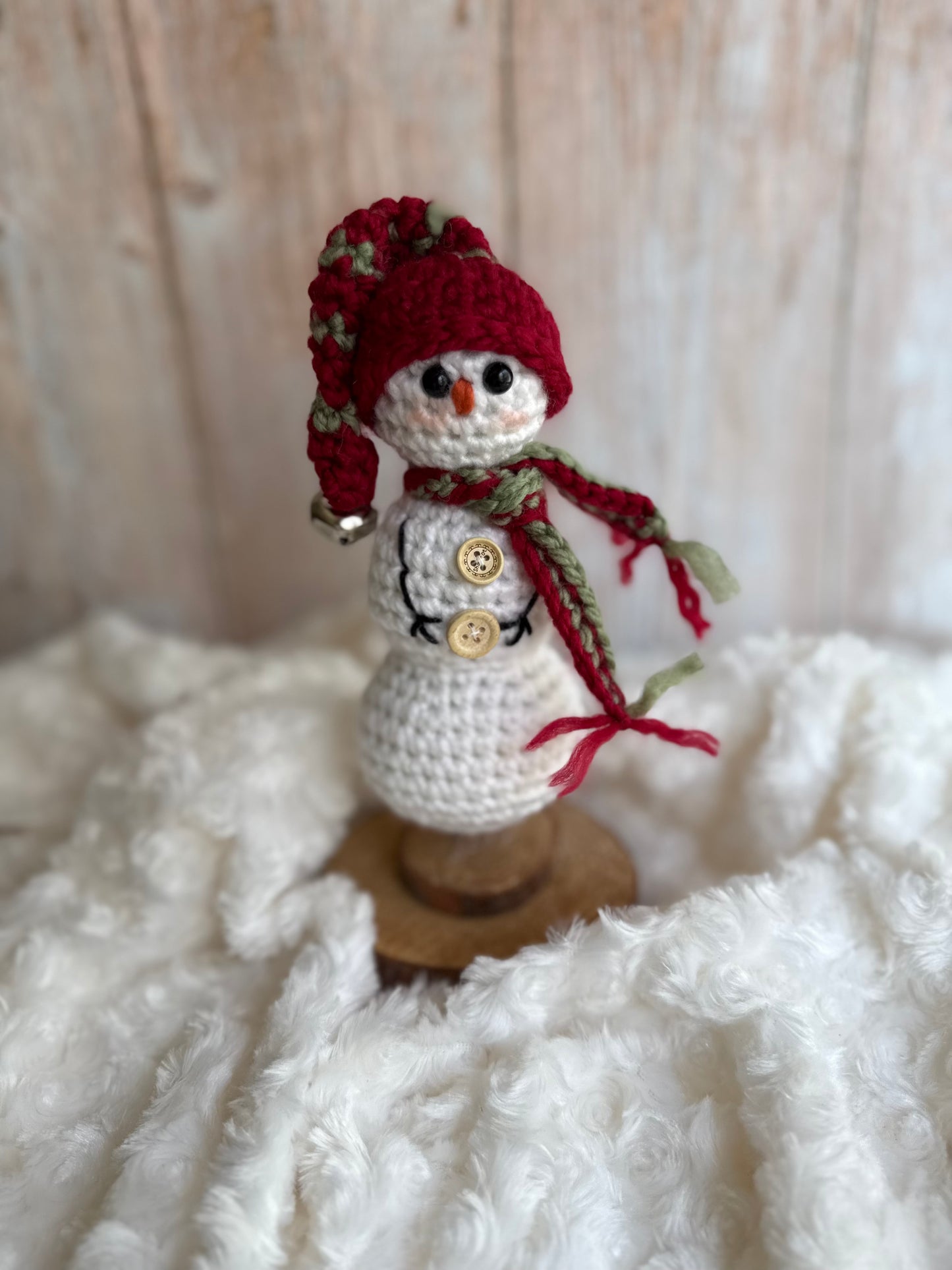 Handmade Crochet Snowman with Hat and Scarf – Winter Table Decor, Crochet Snowman on Wooden Base – Cozy Rustic Christmas Decoration, Mini Crochet Snowman – Cute Handmade Holiday Figurine, Crochet Snowman with Button Details – Perfect Winter Gift