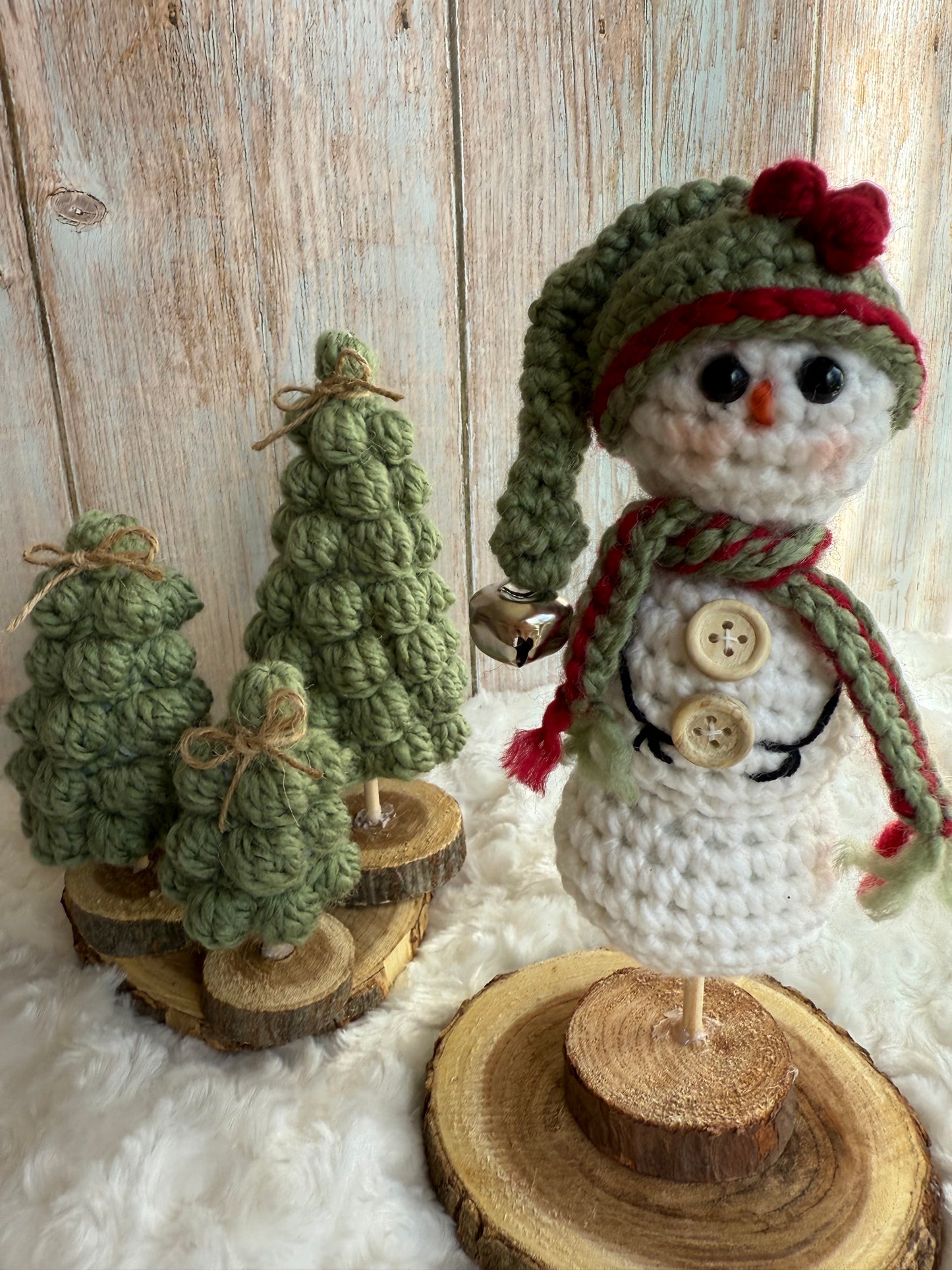 Handmade Crochet Snowman with Hat and Scarf – Winter Table Decor, Crochet Snowman on Wooden Base – Cozy Rustic Christmas Decoration, Mini Crochet Snowman – Cute Handmade Holiday Figurine, Crochet Snowman with Button Details – Perfect Winter Gift