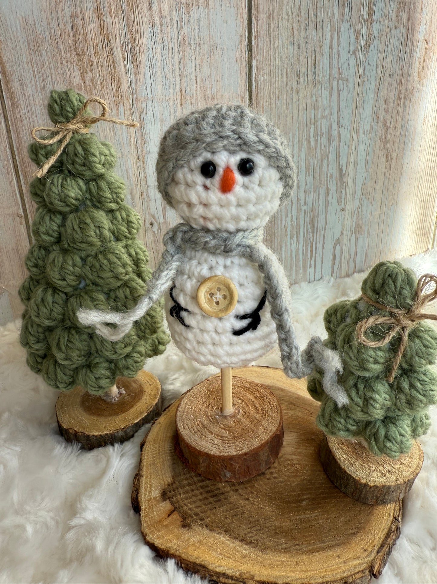 Handmade Crochet Snowman with Hat and Scarf – Winter Table Decor, Crochet Snowman on Wooden Base – Cozy Rustic Christmas Decoration, Mini Crochet Snowman – Cute Handmade Holiday Figurine, Crochet Snowman with Button Details – Perfect Winter Gift