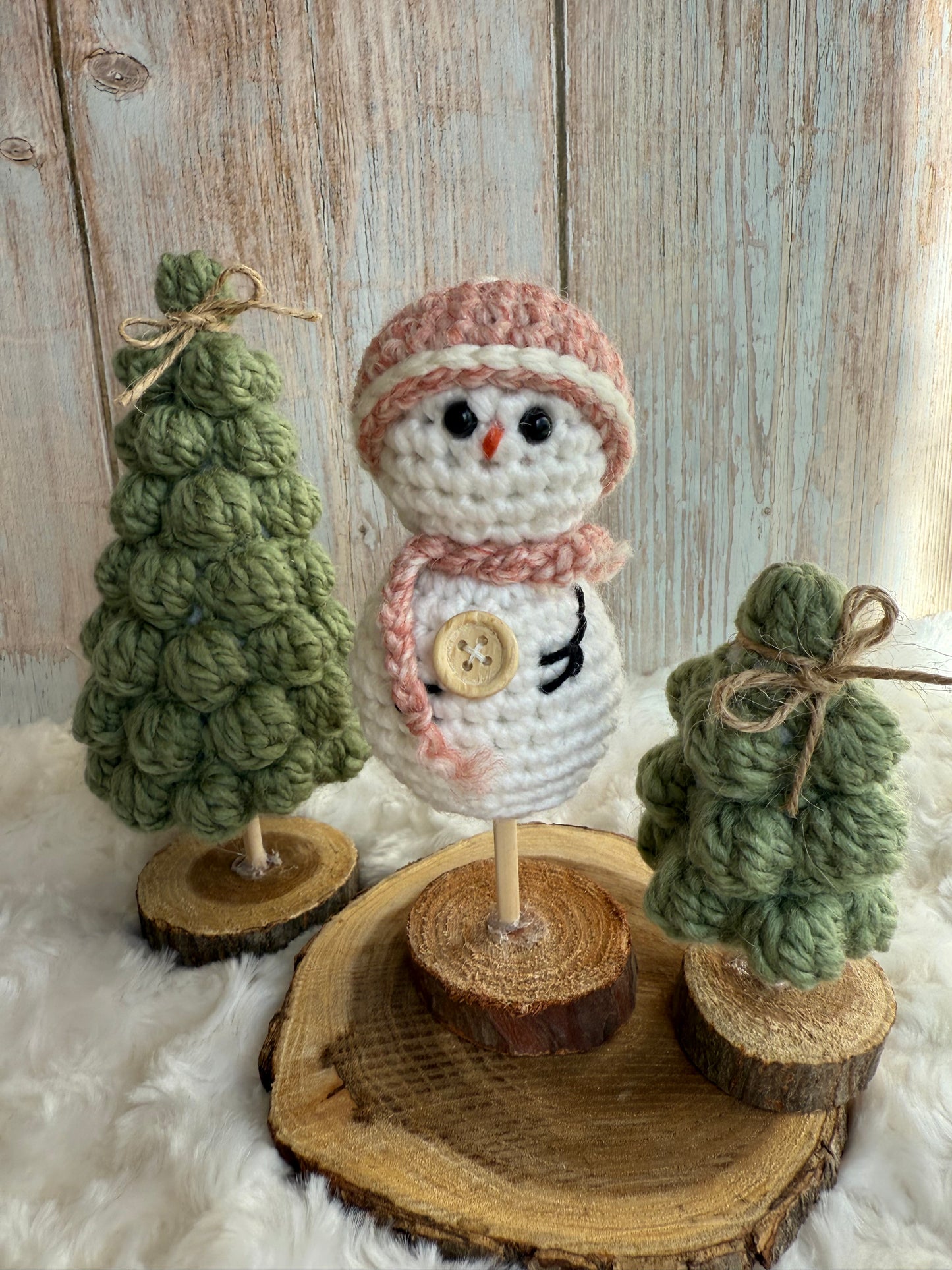 Handmade Crochet Snowman with Hat and Scarf – Winter Table Decor, Crochet Snowman on Wooden Base – Cozy Rustic Christmas Decoration, Mini Crochet Snowman – Cute Handmade Holiday Figurine, Crochet Snowman with Button Details – Perfect Winter Gift