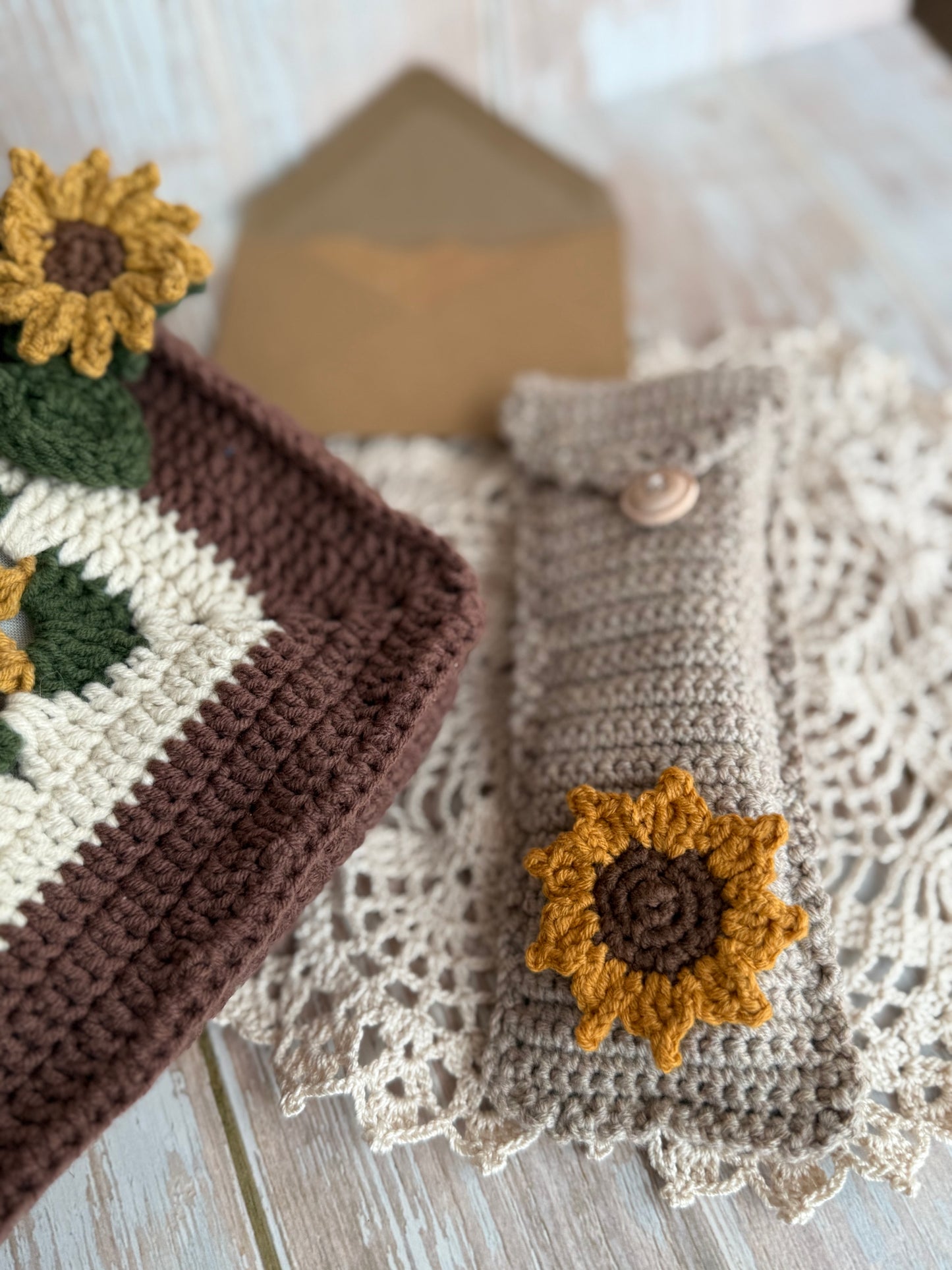 Sunflower Crochet Crossbody Bag & Eyeglass Case Set, Handmade Sunflower Bag with Matching Glasses Sleeve, Rustic Sunflower Crochet Bag & Eyeglass Holder Set, Boho Sunflower Crossbody Bag with Matching Case,Cozy Sunflower Crochet Gift Set