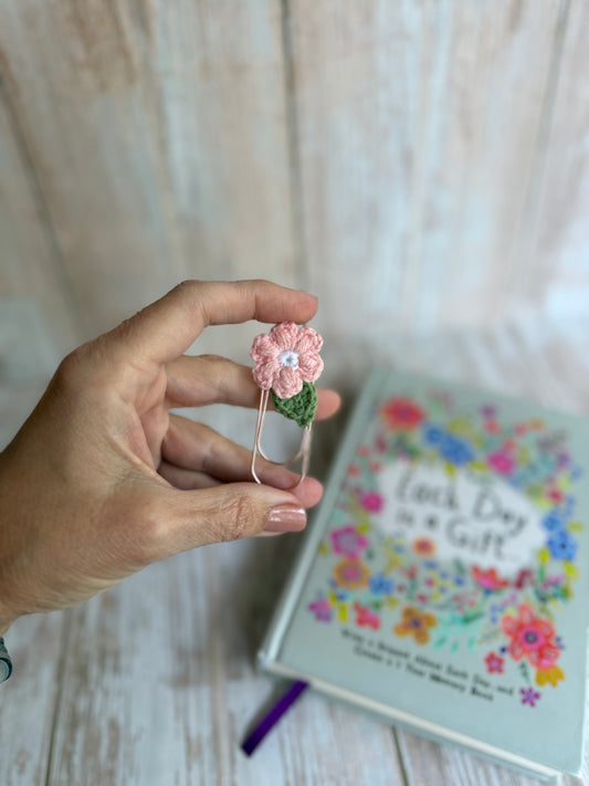 Crochet Daisy Paper Clip, Floral Bookmark Clip – Handmade, Delicate Daisy Page Marker, Handcrafted Flower Clip for Journals & Planners, Crochet Blossom Clip