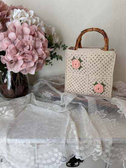 Handmade Crochet Rose Bag with Bamboo Handles – Vintage Floral Purse, Rose Garden Handmade Crochet Handbag, Ivory Bloom Crochet Bag with Bamboo Handles