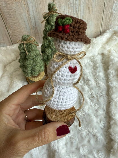 Rustic Crochet Snowman with Hat and Heart, Handmade Snowman Ornament on Wood Base, Crochet Snowman Décor – Holiday Tabletop Accen, Adorable Mini Snowman with Twine Scarf, Crochet Christmas Snowman with Rustic Charm, Woodland Crochet Snowman
