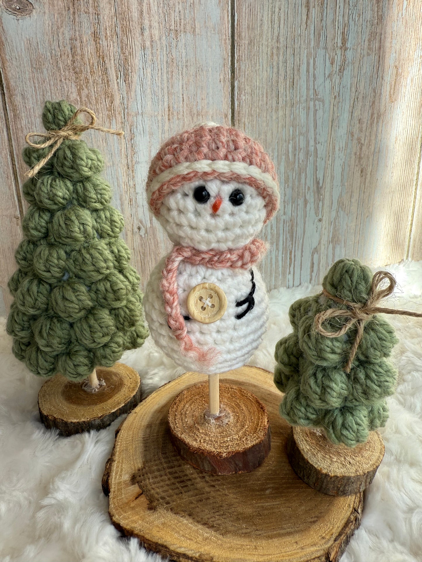 Handmade Crochet Snowman with Hat and Scarf – Winter Table Decor, Crochet Snowman on Wooden Base – Cozy Rustic Christmas Decoration, Mini Crochet Snowman – Cute Handmade Holiday Figurine, Crochet Snowman with Button Details – Perfect Winter Gift