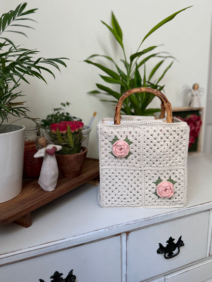 Handmade Crochet Rose Bag with Bamboo Handles – Vintage Floral Purse, Rose Garden Handmade Crochet Handbag, Ivory Bloom Crochet Bag with Bamboo Handles