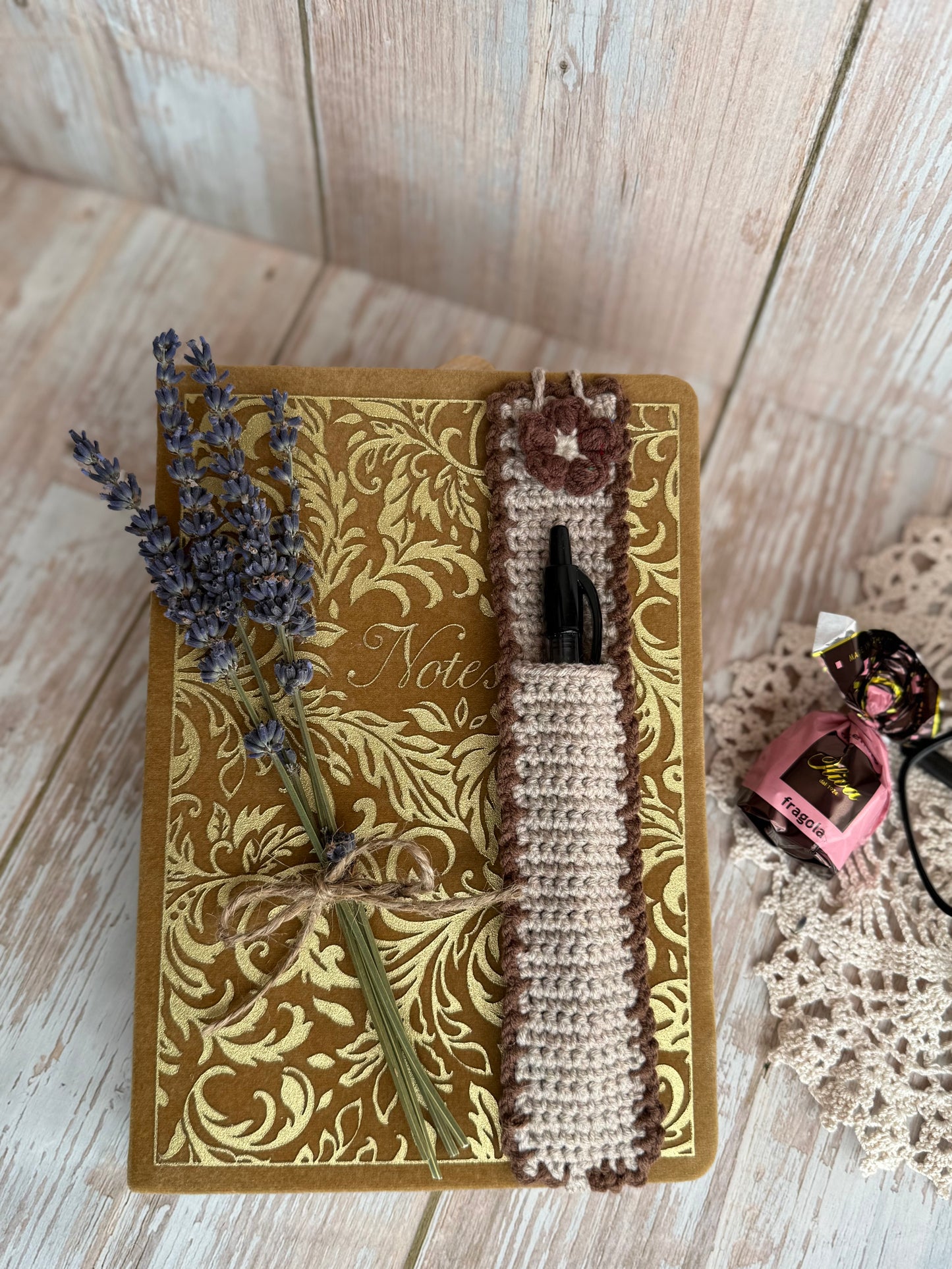 Mother’s Day Notebook, Pen & Crochet Pen Holder Gift, Handmade Writing Gift Set for Her, Thoughtful Gift Set for Teachers – Notebook, Crochet Pen Sleeve & Pen, Tea Time Writing Set – Cozy Notebook Gift, Relax & Write Gift Set with Handmade Touch