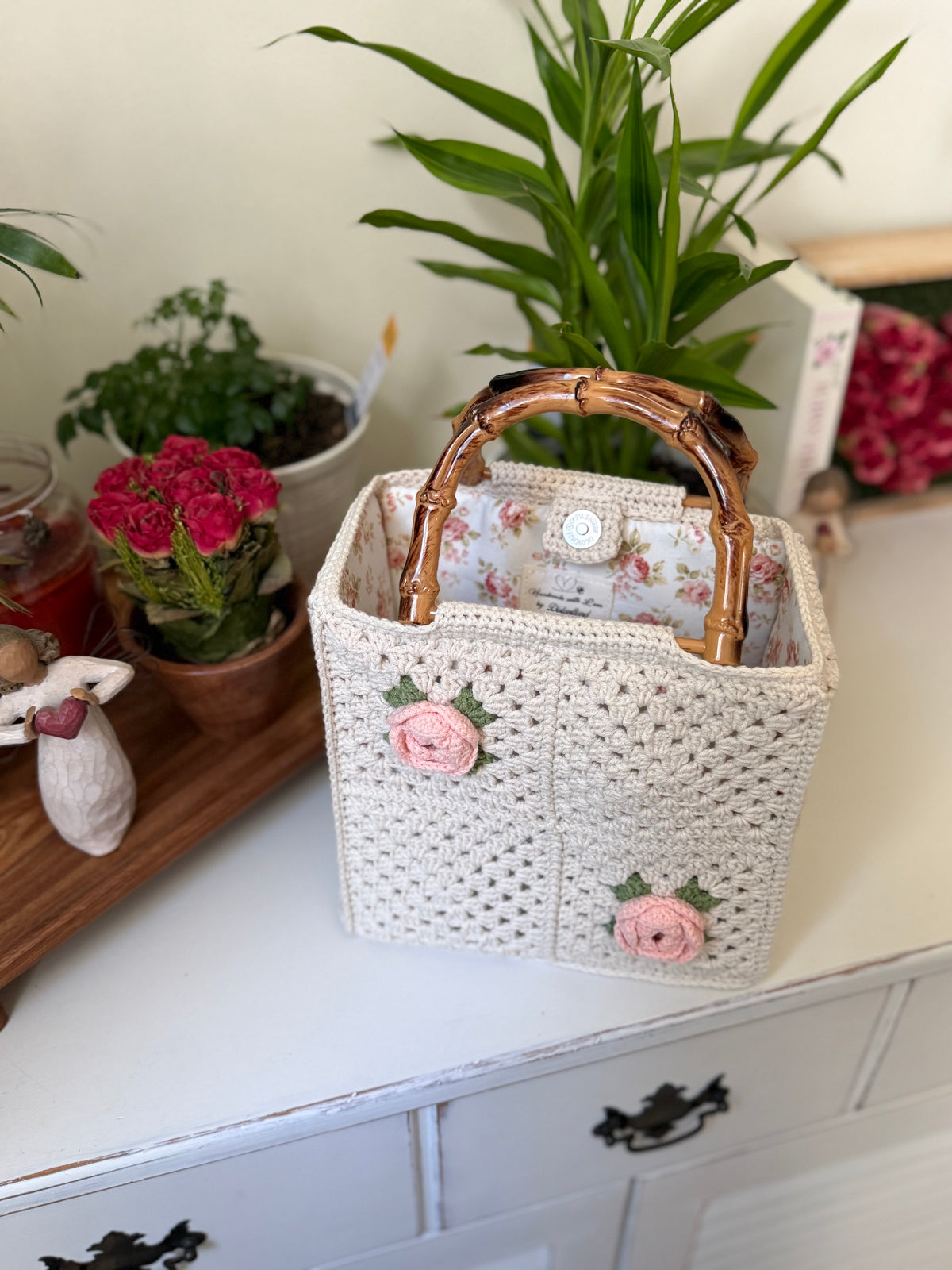 Handmade Crochet Rose Bag with Bamboo Handles – Vintage Floral Purse, Rose Garden Handmade Crochet Handbag, Ivory Bloom Crochet Bag with Bamboo Handles