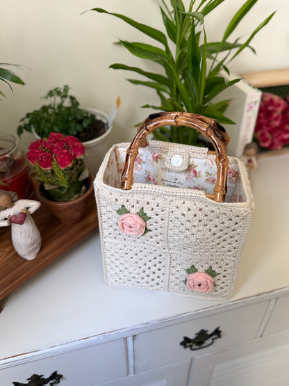 Handmade Crochet Rose Bag with Bamboo Handles – Vintage Floral Purse, Rose Garden Handmade Crochet Handbag, Ivory Bloom Crochet Bag with Bamboo Handles