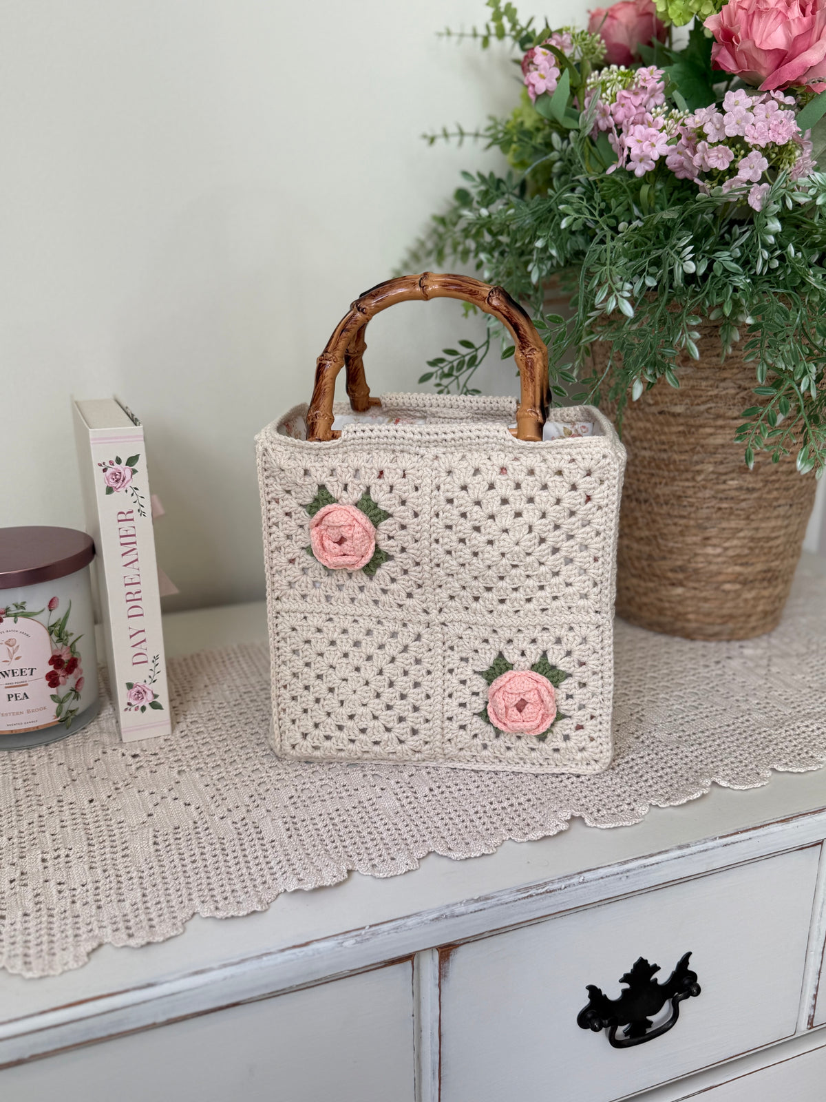 Handmade Crochet Rose Bag with Bamboo Handles – Vintage Floral Purse, Rose Garden Handmade Crochet Handbag, Ivory Bloom Crochet Bag with Bamboo Handles