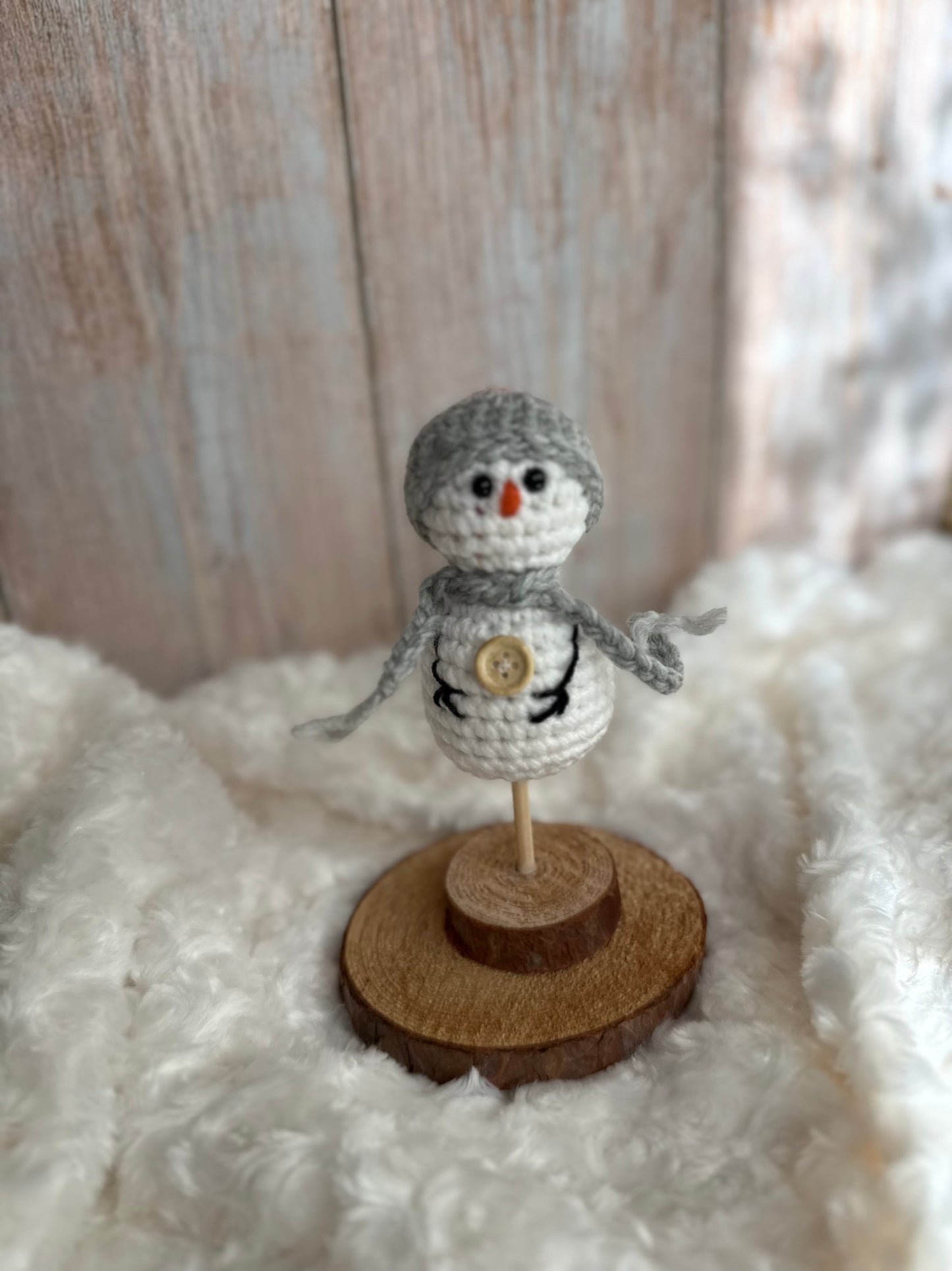 Handmade Crochet Snowman with Hat and Scarf – Winter Table Decor, Crochet Snowman on Wooden Base – Cozy Rustic Christmas Decoration, Mini Crochet Snowman – Cute Handmade Holiday Figurine, Crochet Snowman with Button Details – Perfect Winter Gift