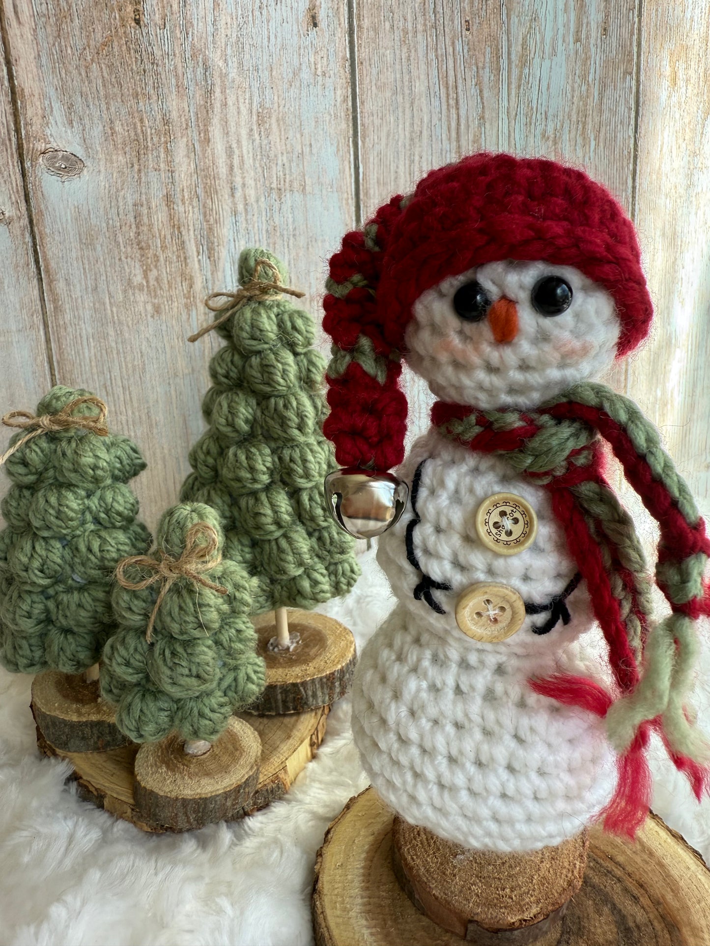 Handmade Crochet Snowman with Hat and Scarf – Winter Table Decor, Crochet Snowman on Wooden Base – Cozy Rustic Christmas Decoration, Mini Crochet Snowman – Cute Handmade Holiday Figurine, Crochet Snowman with Button Details – Perfect Winter Gift