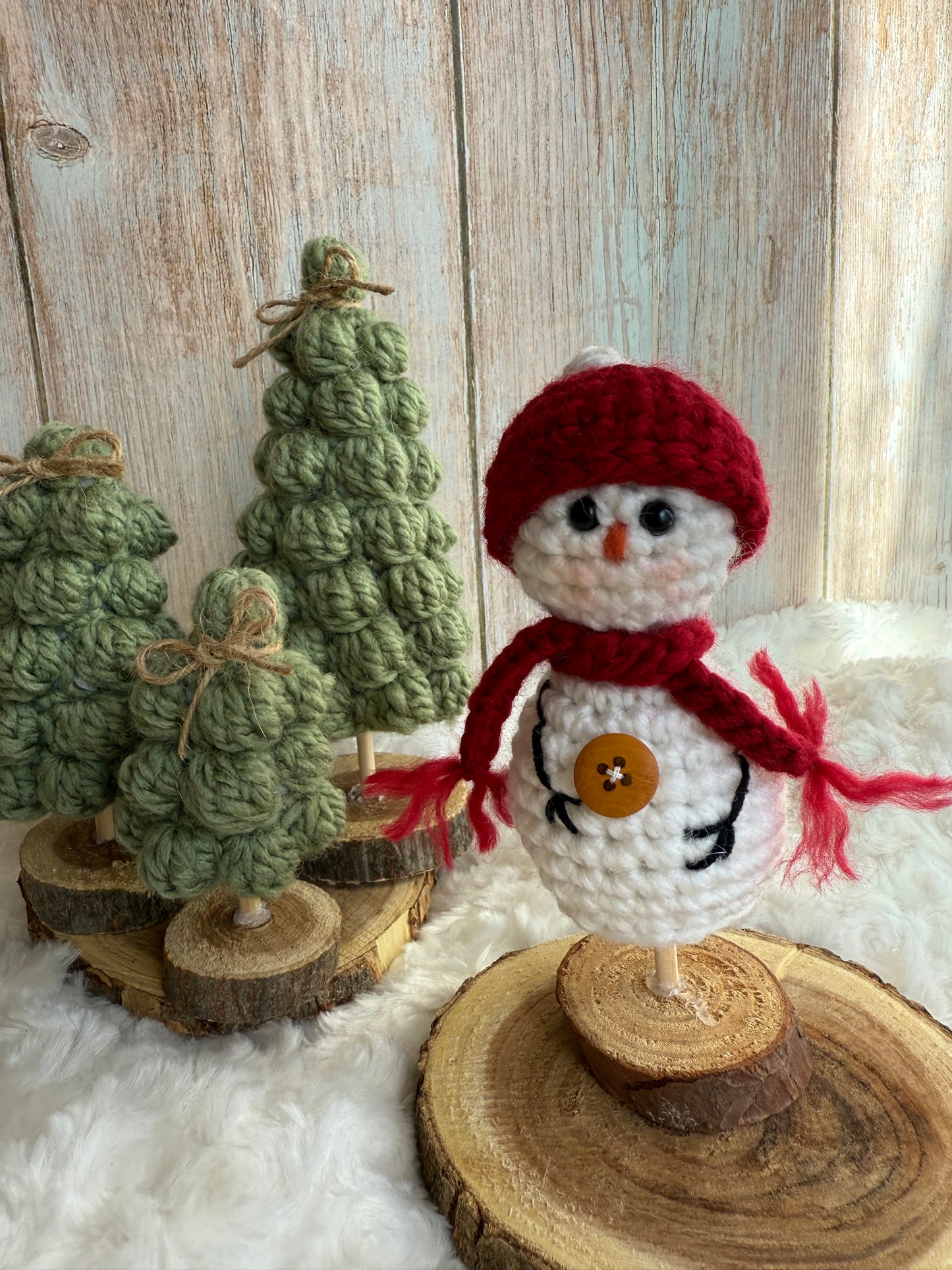 Handmade Crochet Snowman with Hat and Scarf – Winter Table Decor, Crochet Snowman on Wooden Base – Cozy Rustic Christmas Decoration, Mini Crochet Snowman – Cute Handmade Holiday Figurine, Crochet Snowman with Button Details – Perfect Winter Gift