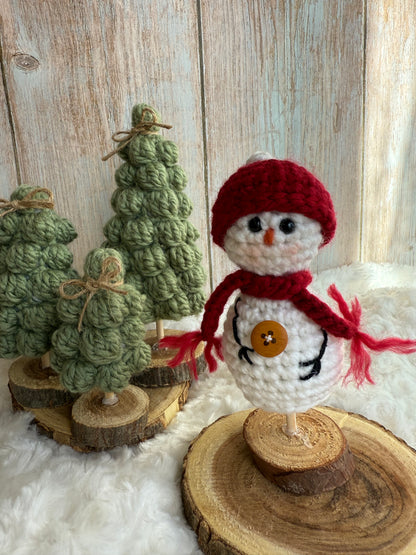 Handmade Crochet Snowman with Hat and Scarf – Winter Table Decor, Crochet Snowman on Wooden Base – Cozy Rustic Christmas Decoration, Mini Crochet Snowman – Cute Handmade Holiday Figurine, Crochet Snowman with Button Details – Perfect Winter Gift