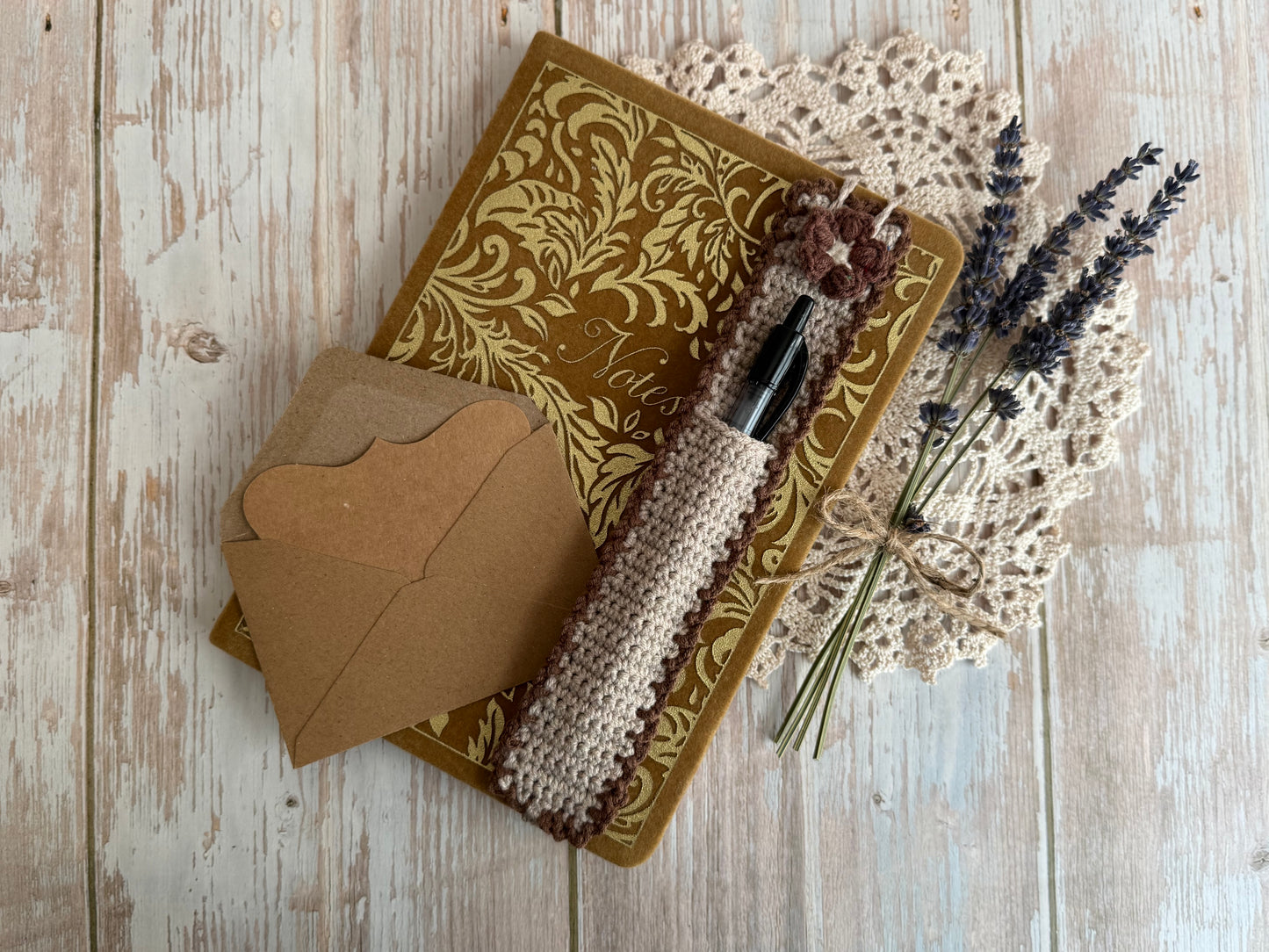 Mother’s Day Notebook, Pen & Crochet Pen Holder Gift, Handmade Writing Gift Set for Her, Thoughtful Gift Set for Teachers – Notebook, Crochet Pen Sleeve & Pen, Tea Time Writing Set – Cozy Notebook Gift, Relax & Write Gift Set with Handmade Touch