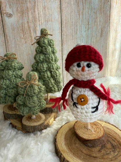 Handmade Crochet Snowman with Hat and Scarf – Winter Table Decor, Crochet Snowman on Wooden Base – Cozy Rustic Christmas Decoration, Mini Crochet Snowman – Cute Handmade Holiday Figurine, Crochet Snowman with Button Details – Perfect Winter Gift