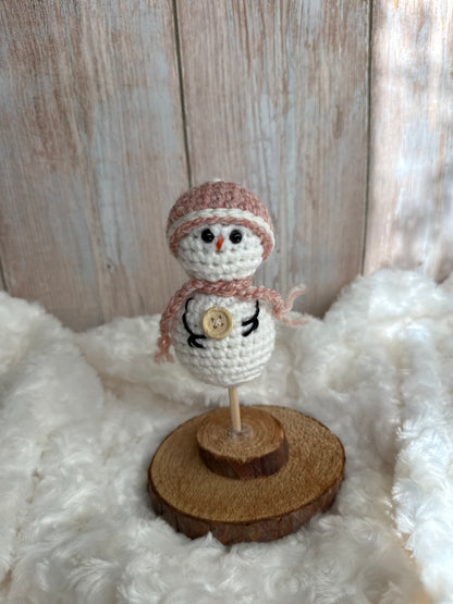 Handmade Crochet Snowman with Hat and Scarf – Winter Table Decor, Crochet Snowman on Wooden Base – Cozy Rustic Christmas Decoration, Mini Crochet Snowman – Cute Handmade Holiday Figurine, Crochet Snowman with Button Details – Perfect Winter Gift