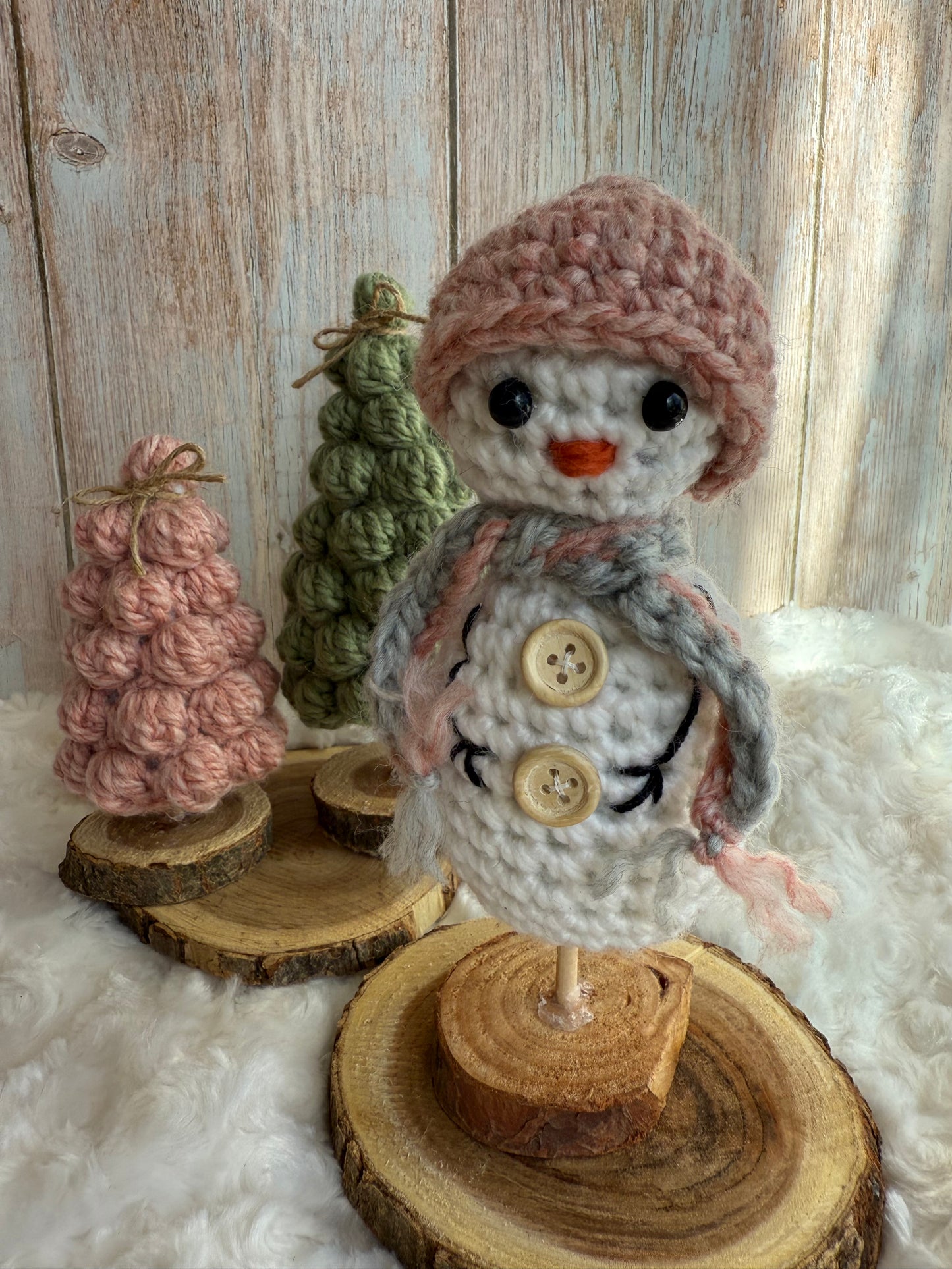 Handmade Crochet Snowman with Hat and Scarf – Winter Table Decor, Crochet Snowman on Wooden Base – Cozy Rustic Christmas Decoration, Mini Crochet Snowman – Cute Handmade Holiday Figurine, Crochet Snowman with Button Details – Perfect Winter Gift